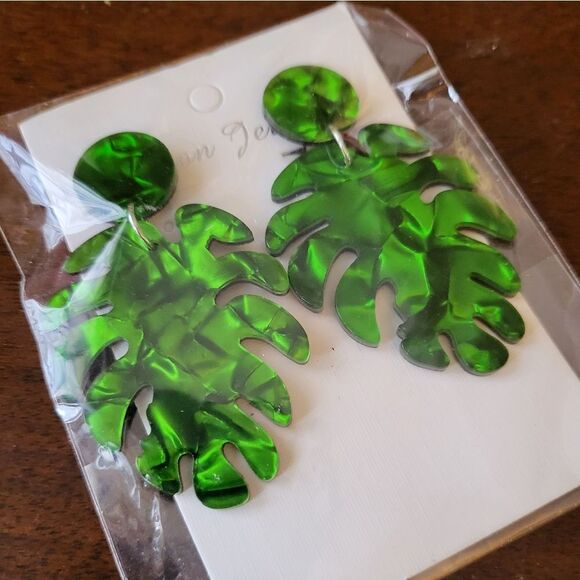 NWT Resin Leaf Dangle Clip On Earrings - Picture 4 of 4
